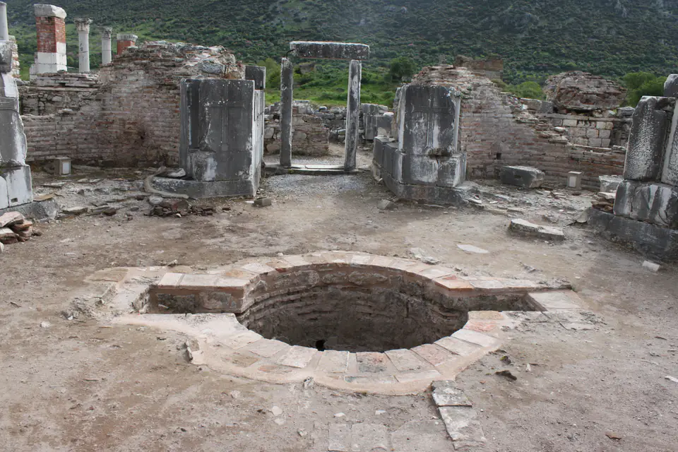 The round baptismal pool in the baptistery of the Church of Mary